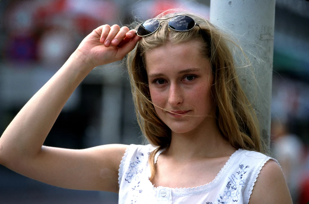 Agnieszka Sitek w 1996 roku skończyła studia aktorskie na Akademii Teatralnej w Warszawie. Podobnie jak Renata Gabrielska, największą popularność zdobyła dzięki serialowi „Złotopolscy”, gdzie wcielała się w ukochaną Waldka (Andrzej Nejman) – Weronikę. Za rolę w filmie „Zabić Sekala” z 1999 roku otrzymała Czeskiego Lwa oraz nominację do Orła. Zagrała też w „Sztosie” Olafa Lubaszenki i filmie „Chopin. Pragnienie miłości”. Dlaczego zatem zniknęła z ekranu?