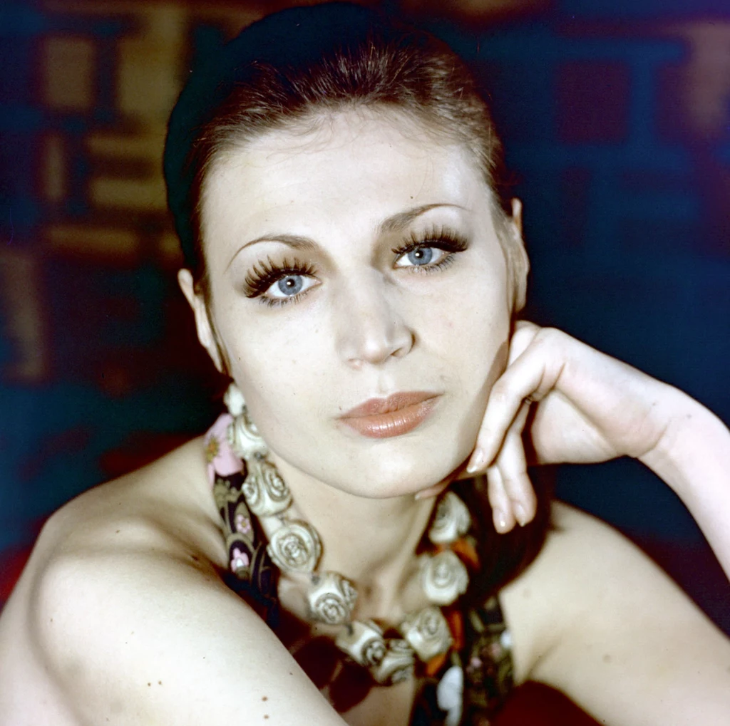 Ewa Lemańska zasłynęła rolą Maryny w, kultowym dziś, serialu „Janosik”. Pierwszy odcinek wyemitowano w 1974 roku i aktorka z dnia na dzień stała się gwiazdą, do której wzdychali Polacy. Lemańska jest absolwentką łódzkiej szkoły filmowej. Po studiach grała w Teatrze Polskim w Bydgoszczy i stołecznych Nowym oraz Ludowym. Na ekranie mogliśmy oglądać ją m.in. w serialu „Doktor Ewa” czy filmie Tadeusza Konwickiego „Jak daleko stąd, jak blisko”.