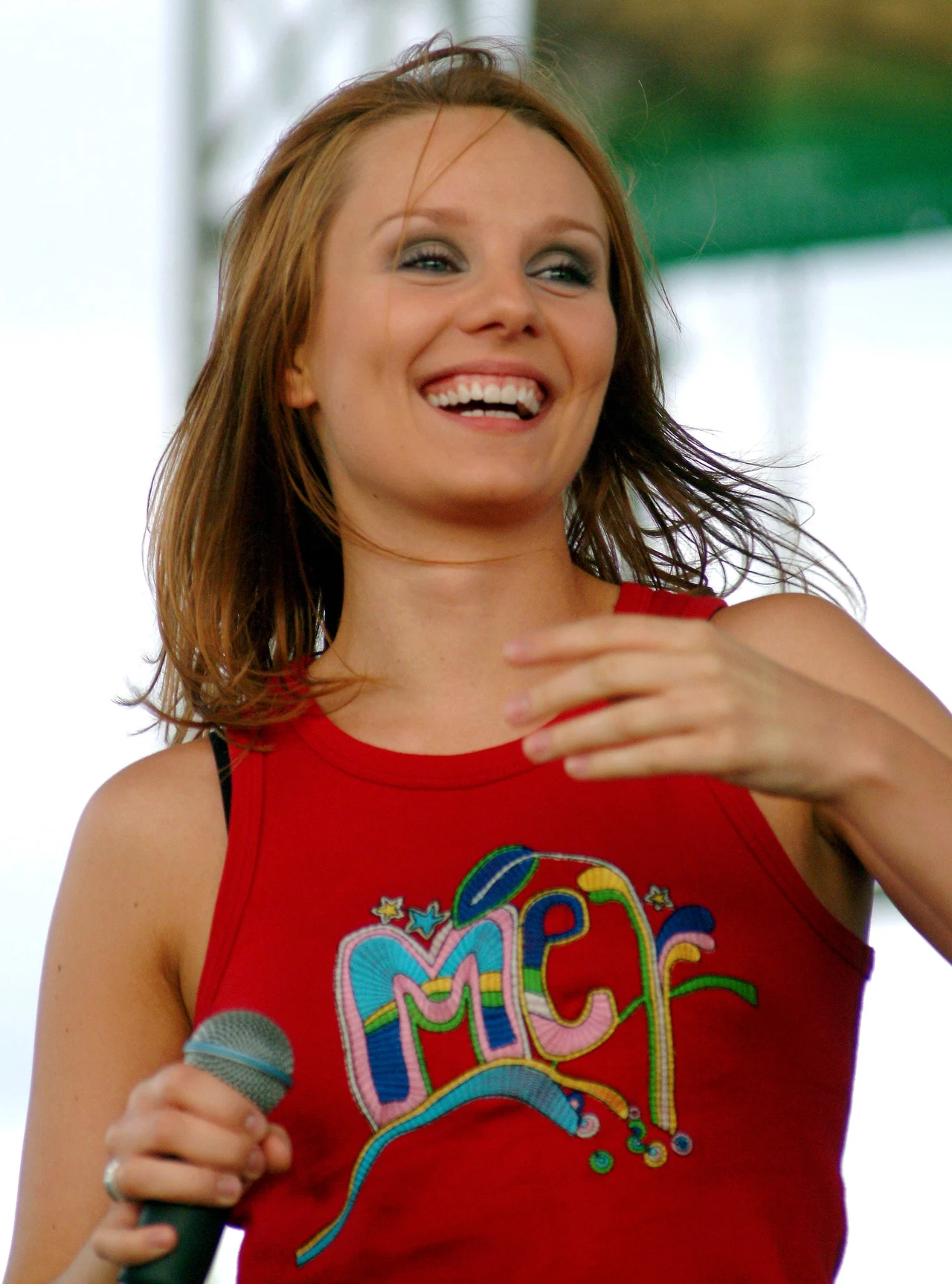 Ewelina Flinta była jedną z gwiazd pierwszej edycji programu „Idol” – pierwszego talent show z prawdziwego zdarzenia emitowanego w polskiej telewizji. Zajęła wówczas drugie miejsce, ale zdobyła ogromne uznanie telewidzów. W 2003 roku wydała album „Przeznaczenie” i wylansowała przebój „Żałuję”, grany przez wszystkie rozgłośnie radiowe w Polsce. Flinta koncertowała i otrzymywała kolejne nagrody, m.in. Superjedynkę, Różę Gali czy statuetkę Artysta Roku. Dwa lata później wyszła jej kolejna płyta pt. „Nie znasz mnie”, ale nie powtórzyła sukcesu debiutanckiego krążka. Ostatnim hitem Flinty był utwór „Nie kłam, że kochasz mnie” śpiewany w duecie z Łukaszem Zagrobelnym.
