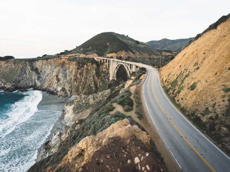 Szum fal oceanu obijających się o surowe klify i atmosfera jak z hollywoodzkiego filmu. Słynna Highway One w Kalifornii to jedna z najbardziej malowniczych tras w Stanach Zjednoczonych i punkt obowiązkowy dla każdego turysty. Ciągnie się wzdłuż całego kalifornijskiego wybrzeża Oceanu Spokojnego o interesującej, zmiennej linii brzegowej – przejeżdżający trasą mijają zarówno nagie skały, jak i piaszczyste plaże. Charakterystycznym miejscem na trasie jest położony niedaleko Monterey most Bixby Creek, jeden z najczęściej fotografowanych w USA, który wielbiciele seriali dobrze znają z klimatycznej czołówki „Wielkich kłamstewek”. Zdjęcia: Unsplash i Bart Pogoda
