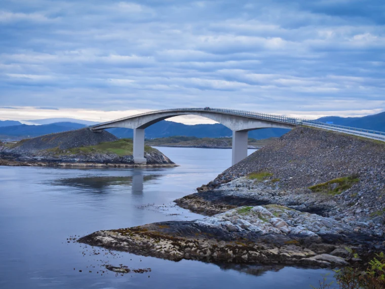 Choć długość drogi atlantyckiej wynosi jedynie nieco ponad 8 km, uważana jest za jedną z najbardziej spektakularnych na świecie. Składa się z ośmiu zapierających dech w piersiach mostów, nisko zawieszonych nad migoczącym w słońcu Morzem Norweskim, łącząc wyspę Averøy z zachodnim brzegiem stałego lądu. To wymarzona trasa dla kierowców, którzy chcą połączyć malownicze wodne pejzaże z urozmaiconą trasą – niektóre fragmenty, takie jak słynny zakrzywiony most Storseisundet, zdają się prowadzić tuż nad linią morza.
