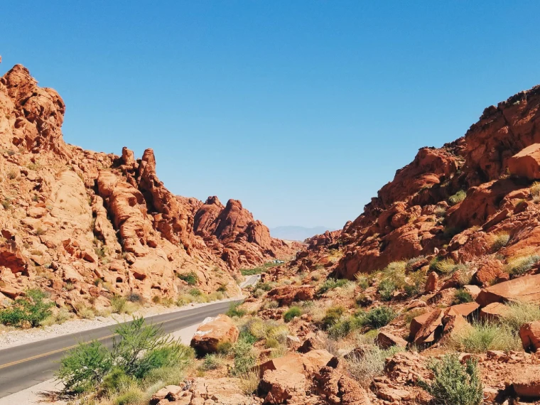 Położony w pobliżu Las Vegas park stanowy Valley of Fire swoją nazwę zawdzięcza ognisto czerwonym formacjom skalnym, utworzonym głównie z piaskowca. Kolorowe skały, gdzieniegdzie tylko porośnięte pustynnymi krzewami i kaktusami, ciągną się po horyzont. Wokół panuje głęboka cisza. To tutaj kręcono między innymi film science-fiction „Star Trek: Pokolenia”. W parku panują bardzo wysokie temperatury, sięgające 40°C w cieniu, dlatego jeśli zdecydujemy się na podróż w tak unikalnym terenie, musimy odpowiednio przygotować samochód. Przed jazdą w upale należy przede wszystkim skontrolować ciśnienie w oponach, które zwiększa się pod wpływem gorącego powietrza, i dostosować je do zaleceń producenta.