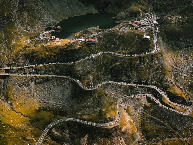 Ta majestatyczna górska droga biegnąca przez południowe części Karpat nie tylko zachwyca widokami, lecz także stanowi ciekawe wyzwanie dla fanów ostrych zakrętów. Rumuńska serpentyna w okolicach malowniczego jeziora Bâlea pnie się aż do wysokości 2042 m n.p.m. Przebiega obok zamku Poenari należącego w XV wieku do Włada Palownika, pierwowzoru Draculi. Aby bezpiecznie cieszyć się górską przejażdżką, należy dostosować technikę jazdy – oszczędnie używać hamulców, redukować biegi, aby utrzymać obroty silnika na właściwym poziomie podczas podjeżdżania pod ostrzejsze wzniesienia i zawsze znacząco zmniejszać prędkość przed wejściem w zakręt. Górskie warunki są tak wymagające, że trasa jest zamykana co roku na zimowe miesiące.