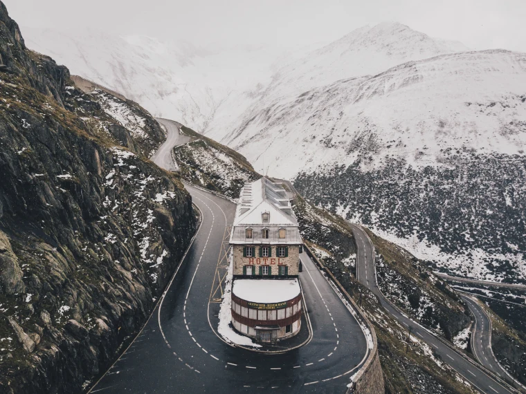 Wielbiciele górskich widoków z pewnością docenią też szwajcarskie Alpy, gdzie wytyczona została droga przez przełęcz Furka, wymieniana jako jedna z najbardziej ekstremalnych tras świata. Długa na jedyne 28 km składa się niemal wyłącznie z zakrętów, zjazdów i podjazdów, z którymi zmagają się nawet najbardziej wytrawni kierowcy. Trud wynagradzają przepiękne krajobrazy, stanowiące wdzięczne tło filmowych akcji. W latach 60. z kręceniem w przełęczy zmierzyli się choćby twórcy kultowej serii o Jamesie Bondzie. Efekty ich pracy można podziwiać w filmie „Goldfinger” z Seanem Connerym w roli agenta 007.