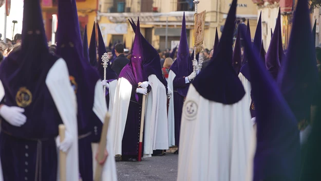 Największą uwagę przyciągają idący na czele pochodu los nazarenos – pokutnicy, którzy w ramach umartwiania się wybierają jakąś formę kary: idą boso, polewają dłonie woskiem czy utrzymują ścisły post bez jedzenia i picia przez dzień lub dłużej.