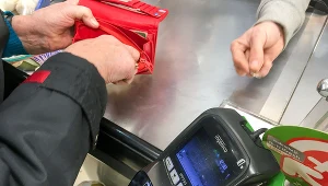 Nieuczciwi przedsiębiorcy próbują w tym czasie drenować portfele konsumentów (zdj. ilustracyjne)