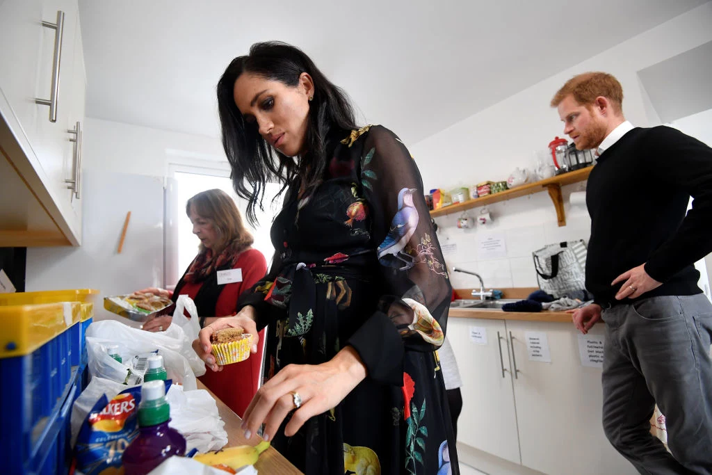 Hasła motywacyjne napisane na... bananach! Księżna Meghan wspierała wiele fundacji, ale jedna z nich, „One25” w Bristolu była wyjątkowo bliska jej sercu. Organizacja charytatywna zajmuje się wspieraniem byłych i obecnych prostytutek, które chcą zerwać z przeszłością. Hasła motywacyjne napisane na... bananach! Księżna Meghan wspierała wiele fundacji, ale jedna z nich, „One25” w Bristolu była wyjątkowo bliska jej sercu. Organizacja charytatywna zajmuje się wspieraniem byłych i obecnych prostytutek, które chcą zerwać z przeszłością.