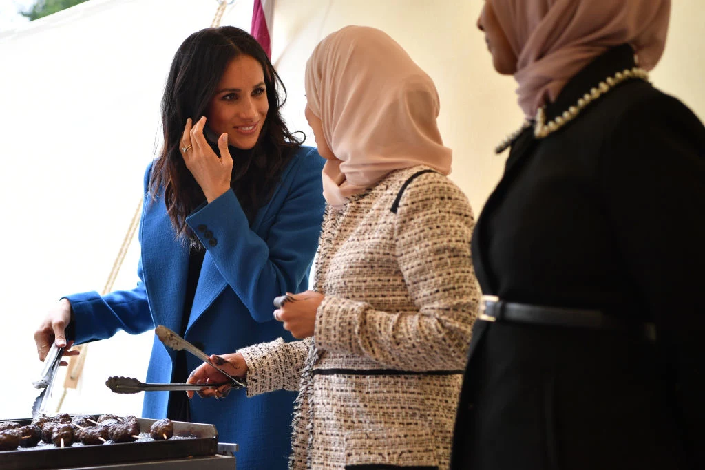 Z miłości do ludzi i jedzenia Meghan postanowiła wesprzeć kobiety, które ucierpiały w pożarze londyńskiego wieżowca Grenfell Tower i wydała wraz z nimi… książkę kucharską. Z miłości do ludzi i jedzenia Meghan postanowiła wesprzeć kobiety, które ucierpiały w pożarze londyńskiego wieżowca Grenfell Tower i wydała wraz z nimi… książkę kucharską.