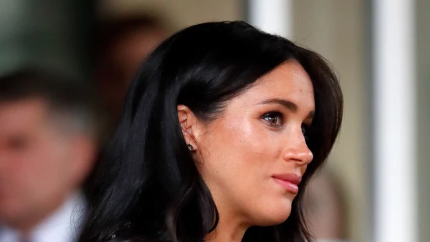 Wrześniowy Vogue pod redakcją Meghan

Gdy redaktor naczelny „Vogue” zaproponował Meghan sesję zdjęciową na okładkę magazynu, księżna odmówiła. Uznała, że to bardzo próżne. Chciała zrobić coś więcej, niż tylko zostać twarzą magazynu. Przeprowadziła wiec trzy wywiady z ludźmi, których bardzo ceni – z byłą pierwszą damą USA Michelle Obamą, z doktor Jane Goodal oraz swoim mężem – księciem Harrym.

Meghan uczyniła z wrześniowego wydania magazynu prawdziwy manifest feministyczny. Na okładce pojawiły się zdjęcia 15 bohaterek, które według księżnej Sussex przyczyniły się do ruchu na rzecz kobiet. Wśród takich twarzy jak Salma Hayek, Ramla Ali, Greta Thunberg, Laveren Cox, czy Jane Fonda na okładce  znalazło się także miejsce lusterko, aby każda kobieta, która zakupi magazyn, mogła dołączyć do kolektywu.
