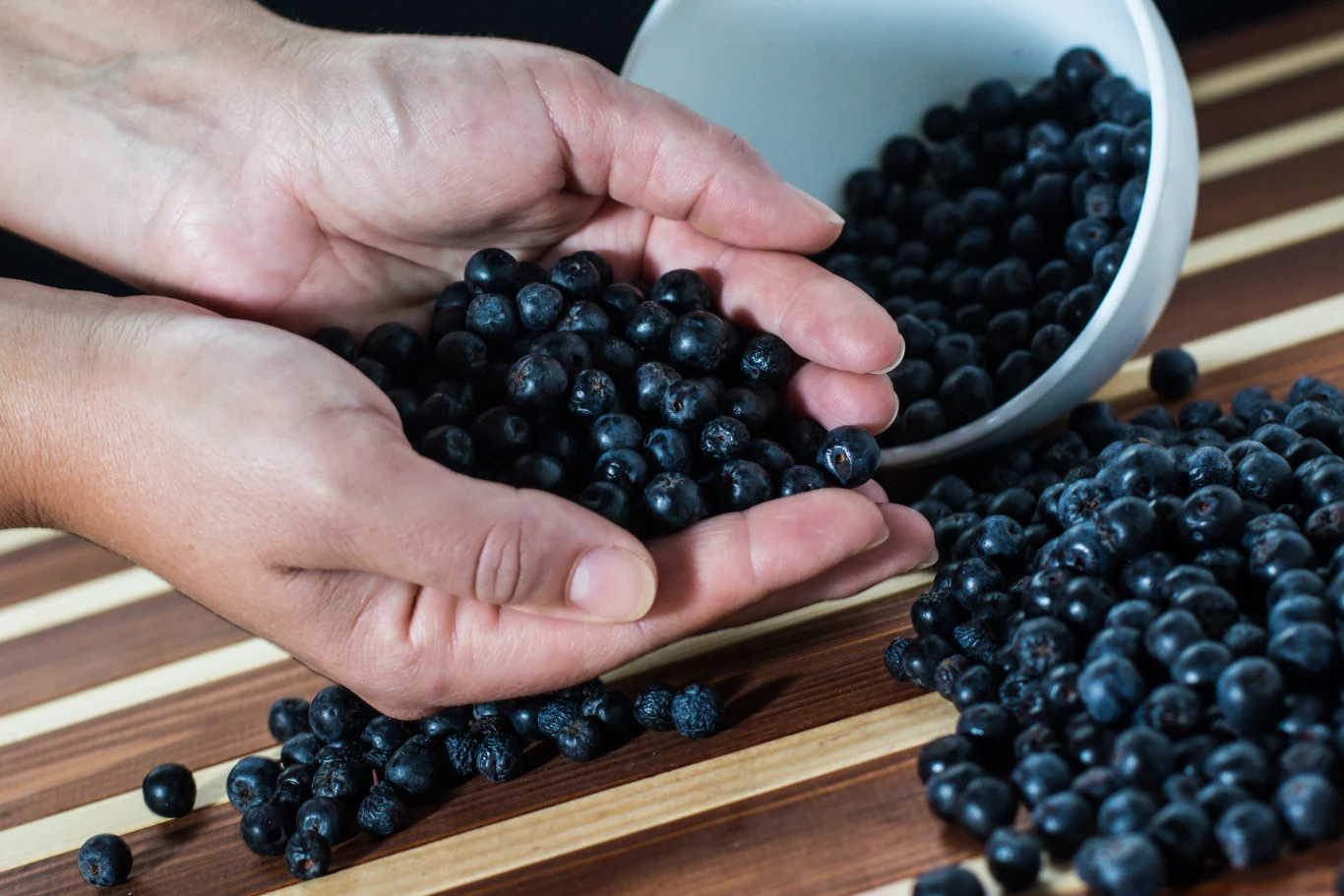 Owoce aronii można zajadać świeże, suszone, sproszkowane lub przygotować z nich sok