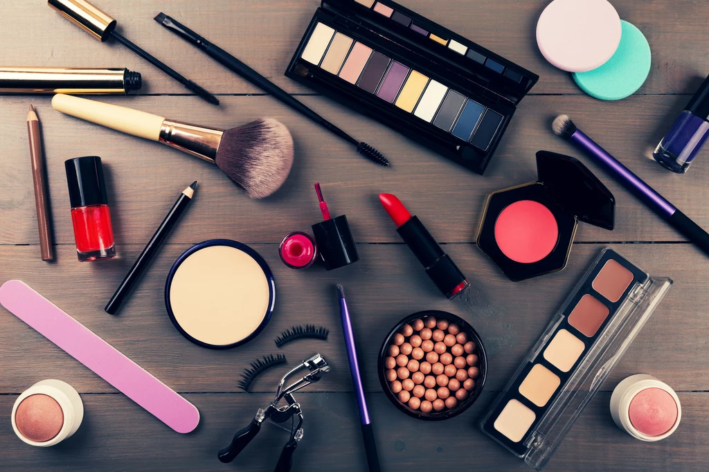 Przyrządy do makijażu należy regularnie czyścić i dezynfekować 
