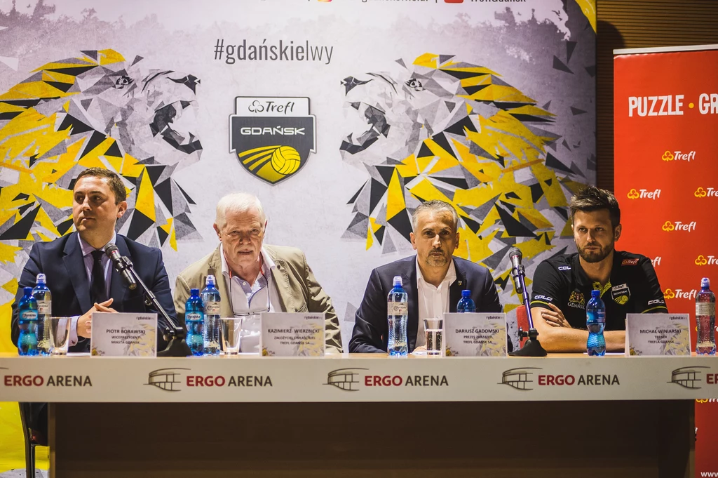 Dariusz Gadomski (drugi od prawej) i Michał Winiarski (pierwszy z prawej) Dariusz Gadomski (drugi od prawej) i Michał Winiarski (pierwszy z prawej)