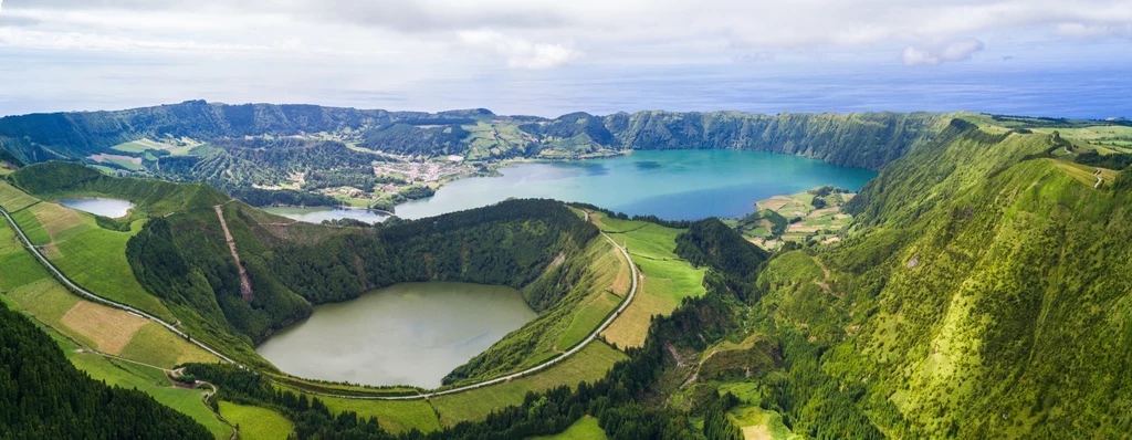 Lagoa das Sete Cidades, wyspa Sao Miguel, Azory, Portugalia W pobliżu znajdują się też inne jeziora wulkaniczne. Lagoa das Sete Cidades, wyspa Sao Miguel, Azory, Portugalia W pobliżu znajdują się też inne jeziora wulkaniczne.