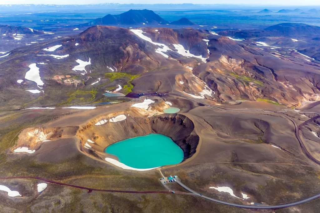 Krater Viti, Islandia To stosunkowo młode jeziorko powstało w wyniku ciągu erupcji, który trwał nieprzerwalne w latach 1724-1729 i nazywany jest „Ogniami Mývatn”. Viti oznacza piekło i położone jest na obszarze wulkanicznym Krafla. Według miejscowych legend to pod Kraflą znajdują się wrota piekieł. Krater Viti, Islandia To stosunkowo młode jeziorko powstało w wyniku ciągu erupcji, który trwał nieprzerwalne w latach 1724-1729 i nazywany jest „Ogniami Mývatn”. Viti oznacza piekło i położone jest na obszarze wulkanicznym Krafla. Według miejscowych legend to pod Kraflą znajdują się wrota piekieł.