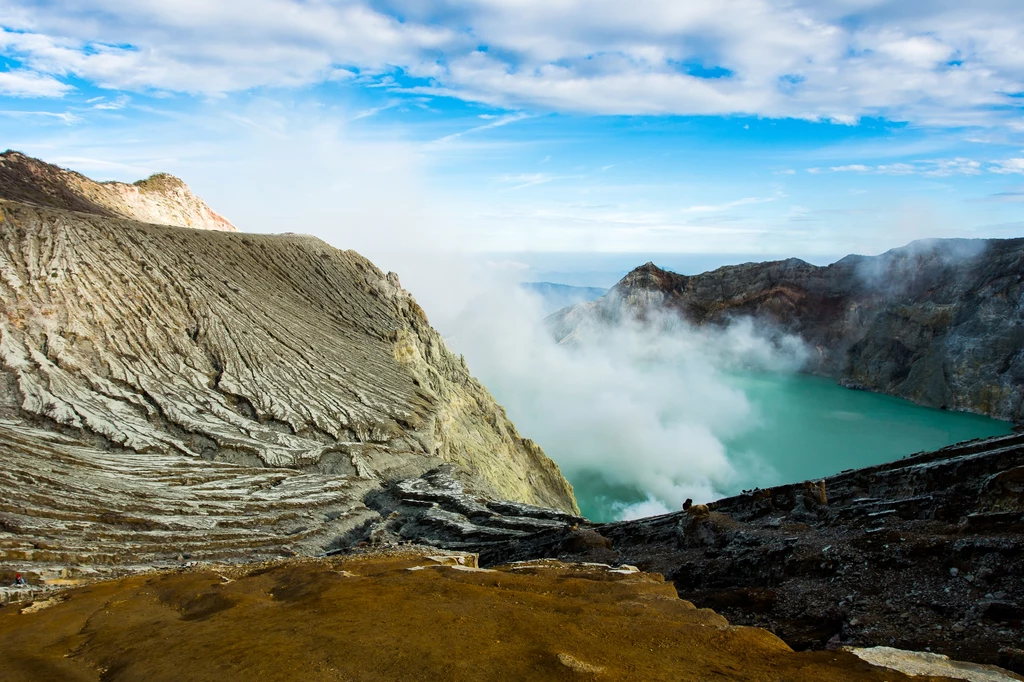 Jezioro wulkanu Kawah Ijen, Indonezja Kwaśne jezioro zawdzięcza swoją turkusową barwę związkom siarki. Mimo niebezpieczeństw i toksycznych oparów nie brakuje turystów, którzy pragną je odwiedzić, bo przeżycia z tego miejsca są niezapomniane. Nieco inaczej mają się sprawy dla miejscowych robotników, którzy za nędzne stawki i prymitywnymi narzędziami wydobywają tutaj siarkę. Ze względu na warunki rzadko dożywają czterdziestki. Jezioro wulkanu Kawah Ijen, Indonezja Kwaśne jezioro zawdzięcza swoją turkusową barwę związkom siarki. Mimo niebezpieczeństw i toksycznych oparów nie brakuje turystów, którzy pragną je odwiedzić, bo przeżycia z tego miejsca są niezapomniane. Nieco inaczej mają się sprawy dla miejscowych robotników, którzy za nędzne stawki i prymitywnymi narzędziami wydobywają tutaj siarkę. Ze względu na warunki rzadko dożywają czterdziestki.