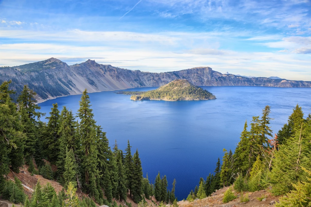 Jezioro Kraterowe, Oregon, USA To najgłębsze jezioro w Stanach Zjednoczonych liczy sobie 7700 lat. Jego wody są niezwykle czyste, a wokół utworzono Park Narodowy Jeziora Kraterowego z licznymi trasami turystycznymi i kempingami. Jezioro Kraterowe, Oregon, USA To najgłębsze jezioro w Stanach Zjednoczonych liczy sobie 7700 lat. Jego wody są niezwykle czyste, a wokół utworzono Park Narodowy Jeziora Kraterowego z licznymi trasami turystycznymi i kempingami.