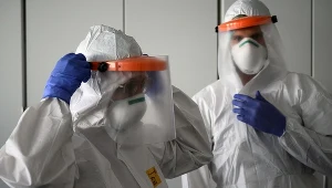 Medycy w strojach ochronnych, zdjęcie ilustracyjne