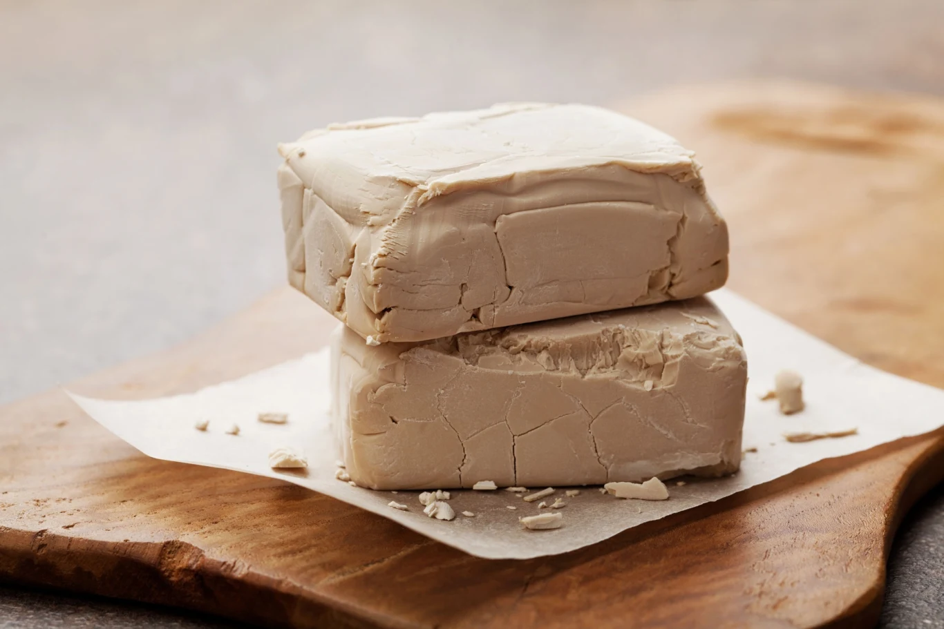 Drożdże spożywcze to żywe grzyby jednokomórkowe żywiące się cukrami prostymi, które są im potrzebne do przeprowadzenia fermentacji alkoholowej. W wyniku procesu powstaje etanol – wykorzystywany w produkcji napojów alkoholowych oraz dwutlenek węgla umożliwiający wypiek pieczywa. Drożdże piekarnicze i piwowarskie to w zasadzie taki sam rodzaj drożdży – różnią się jedynie formą i siłą działania. Te pierwsze występują w formie liofilizowanego proszku lub sprasowanej kostki, a drugie głównie w formie tabletek. Drożdże piwowarskie mają więcej wartości odżywczych i mocniejsze działanie.