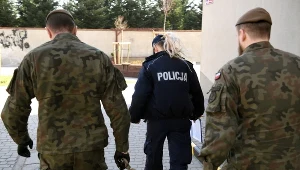 Patrol sprawdza, czy osoby objęte kwarantanną przebywają we wskazanych miejscach zamieszkania 
