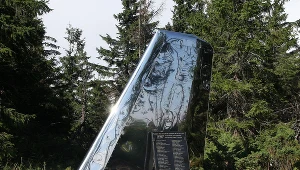 Pomnik upamiętniający katastrofę lotniczą na Policy.