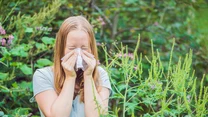 Znamy niewiele produktów spożywczych, które jednocześnie stymulują układ odpornościowy i zapobiegają nadmiernie silnym reakcjom. Należą do nich drożdże piwowarskie oraz owies. Jeśli jesteś alergikiem, to w okresie występowania alergii do jedzenia dodawaj oba te produkty – pomogą złagodzić dokuczliwe objawy. Oczywiście nie dotyczy to sytuacji, w której jesteś uczulony na drożdże.