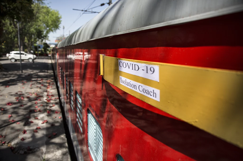 Na podobny pomysł w sprawie izolatek dla chorych wpadły również władze sąsiednich Indii. Koleje indyjskie planują przerobić 5 tys. wagonów. Na podobny pomysł w sprawie izolatek dla chorych wpadły również władze sąsiednich Indii. Koleje indyjskie planują przerobić 5 tys. wagonów.