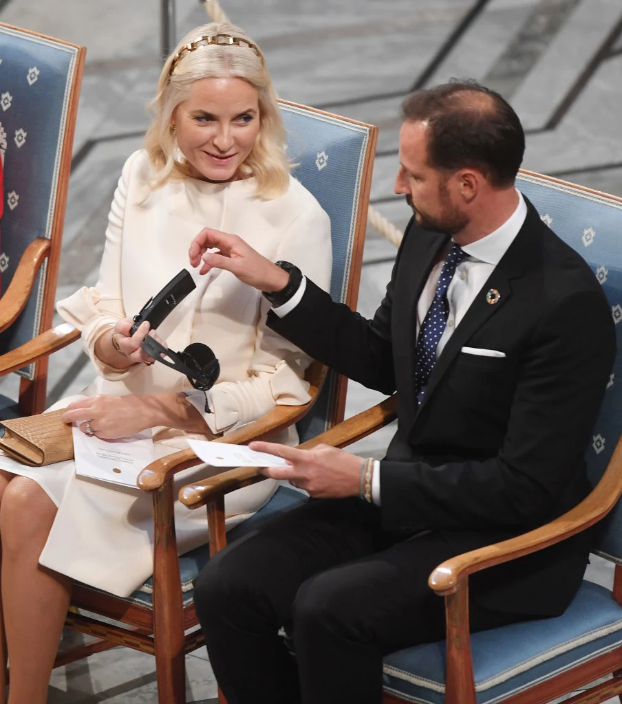 Haakon i Mette-Marit Księżna Norwegii Mette-Marit ma za sobą bujną przeszłość: nie stroniła od ecstasy, spotykała się z dilerem i zaszła z nim w ciążę. Wtedy na jej drodze w nocnym klubie stanął książę Haakon. Choć rodzina nie chciała takiej synowej, książę poślubił Mette-Marit. Niedawno okazało się, że księżna ma przed sobą najwyżej pięć lat życia, cierpi bowiem na włóknienie płuc. Mimo to stara się prowadzić życie tak, jakby widmo rychłej śmierci jej nie dotyczyło. 