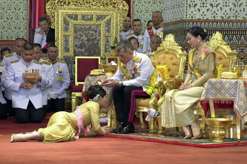 Rama X Król Tajlandii wsławił się pozbawieniem swej pierwszej konkubiny (i jednocześnie żony) przywilejów. Sineenat występowała przeciwko drugiemu ożenkowi i uczynieniu królową byłej stewardessy Suthidy. Król uznał, że Sineenat wynosi się ponad królową i wygnał ją z dworu. Kobieta wcześniej była pilotem wojskowym w stopniu generała. 