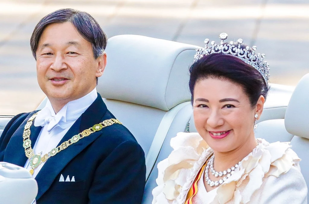 Cesarzowa Masako od lat jest poddawana presji urodzenia syna (urodziła „tylko” córkę) i musztrowana przez Agencję Dworu Cesarskiego w sprawie właściwego zachowania. Agencja kontroluje każdy krok cesarzowej i jej córki Aiko. Wszystko to przyczyniło się do depresji, z którą od lat cesarzowa walczy. 