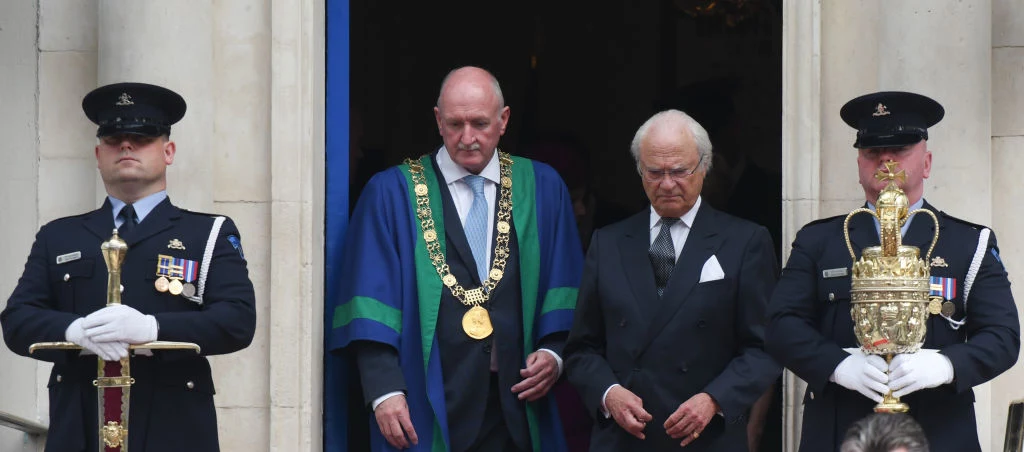 Karol XVI Gustaw Szwedzki monarcha latami był stawiany społeczeństwu za wzór cnót. Naprawdę jednak lubował się w imprezach w towarzystwie striptizerek, ale też pomniejszych, szwedzkich gwiazdeczek. Jedną z nich była Camilla Henemark z zespołu „Army of Lovers”, z którą król chciał zamieszkać na bezludnej wyspie. Źródło: SHOW