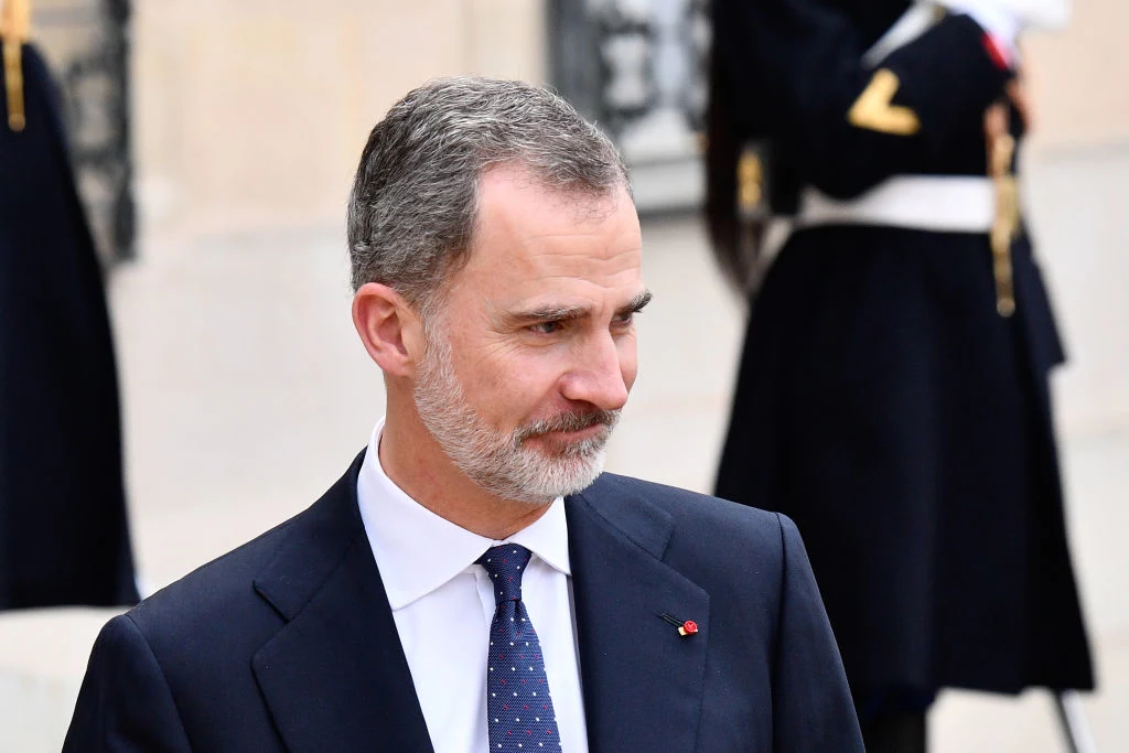 Ojciec króla Hiszpanii od lat jest bohaterem wielu skandali korupcyjnych. Juan Carlos I zmaga się z oskarżeniami o przyjęcie wielomilionowej łapówki od Arabii Saudyjskiej za podpisanie intratnej umowy. Niedawno "The Telegraph" ujawnił, że pieniądze, które miał otrzymać, ulokował w dwóch fundacjach z siedzibą w Panamie. Jego syn, król Filip, był jednym z beneficjentów, którzy mieli uzyskać prawa do ogromnego majątku po śmierci Juana Carlosa. Aby uniknąć skandalu, król Filip zdecydował się na bezprecedensowy krok i niemal całkowicie odciął od ojca. Zrzekł się prawa do spadku. Pozbawił też Juana Carlosa I prawa do królewskiej emerytury, którą otrzymywał z budżetu Domu Królewskiego od czasu swojej abdykacji w 2014 roku. Rocznie pobierał niemal 195 tysięcy euro. 