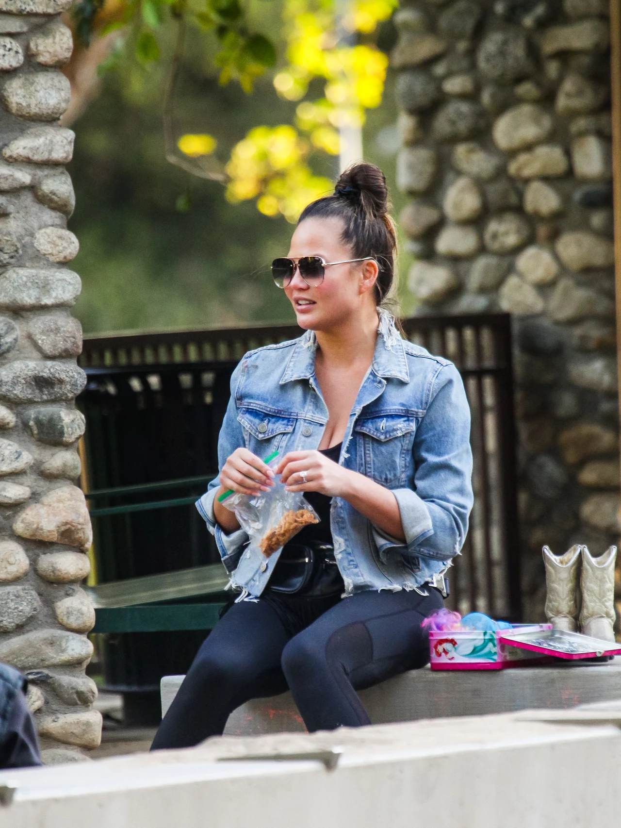 Chrissy Teigen musiała zrezygnować z zabiegu z powodu koronawirusa Chrissy Teigen musiała zrezygnować z zabiegu z powodu koronawirusa
