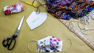 Szycie maseczek daje zarobić 