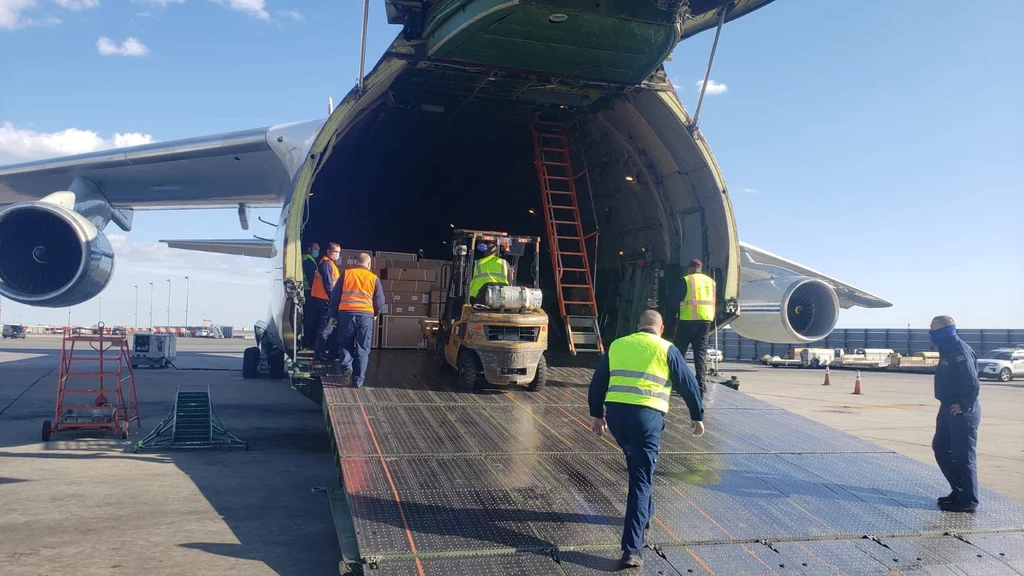 An-124 Rusłan z rosyjską pomocą humanitarną dla Stanów Zjednoczonych