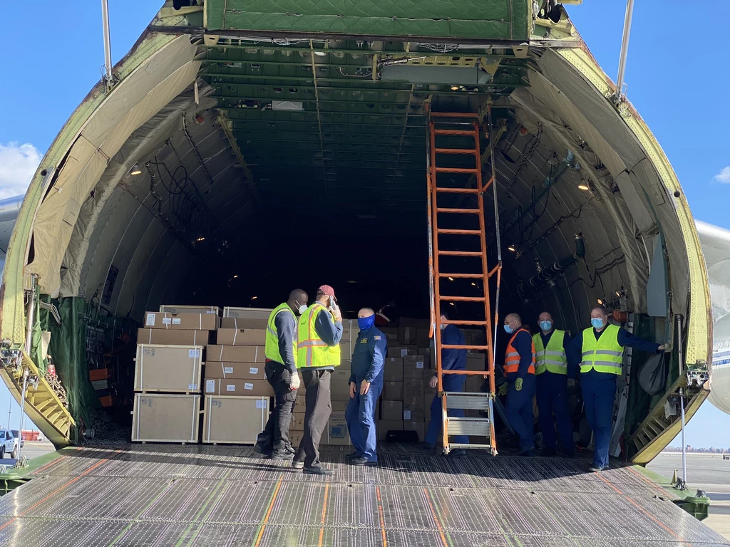 Rosyjski sprzęt medyczny na pokładzie An-124 Rusłan