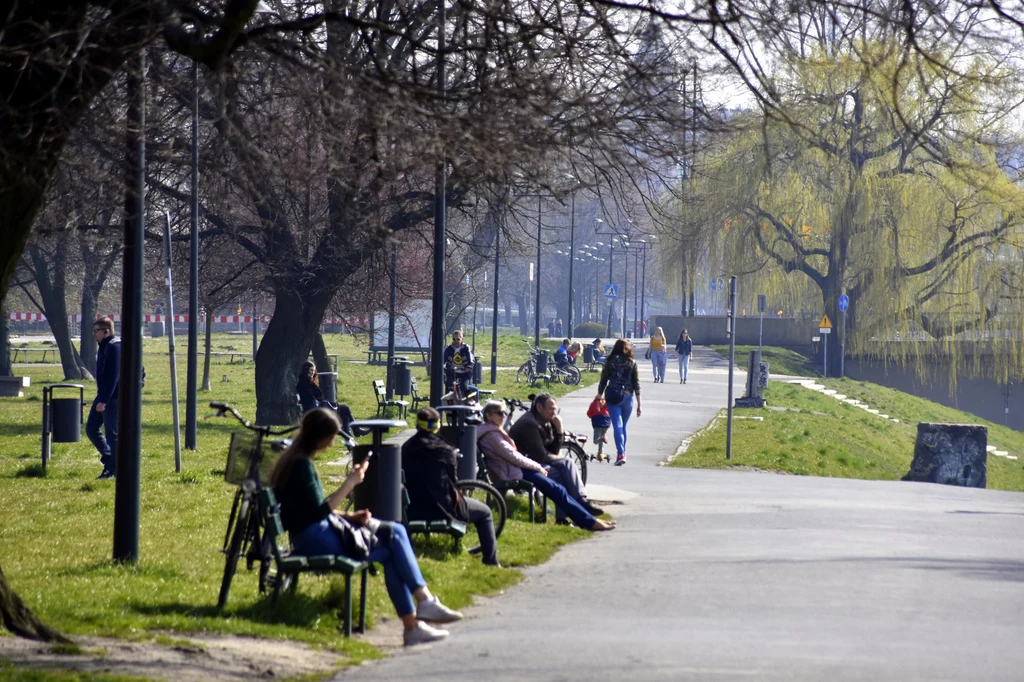 Mimo wprowadzonych zakazów na ulicach miast wciąż widać tłumy. Na zdjęciu bulwary wiślane w Krakowie na kilka dni przed ich całkowitym zamknięciem