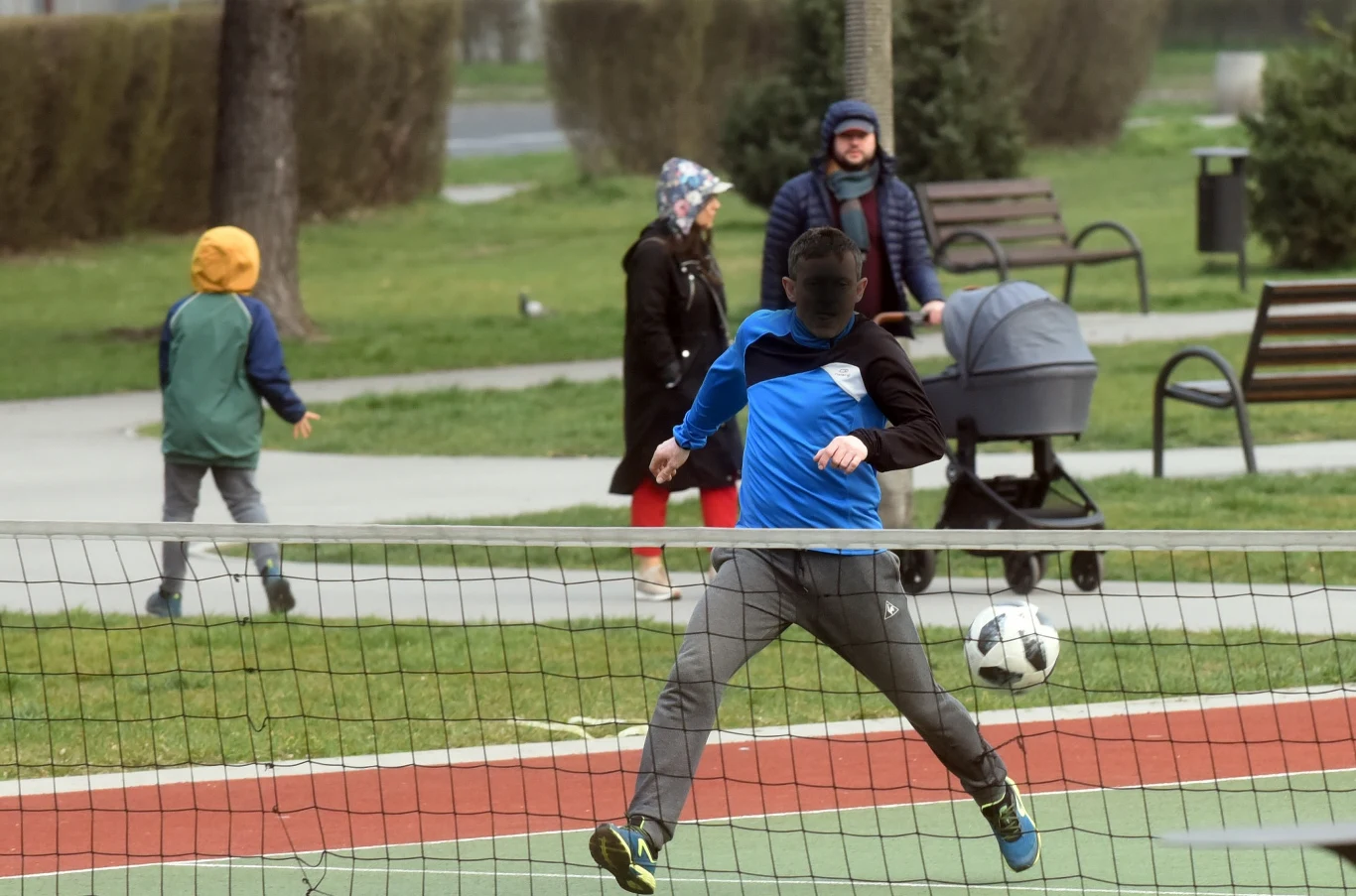Mimo zaostrzonych obostrzeń wiele osób wciąż nie traktuje zagrożenia poważnie... Mimo zaostrzonych obostrzeń wiele osób wciąż nie traktuje zagrożenia poważnie...