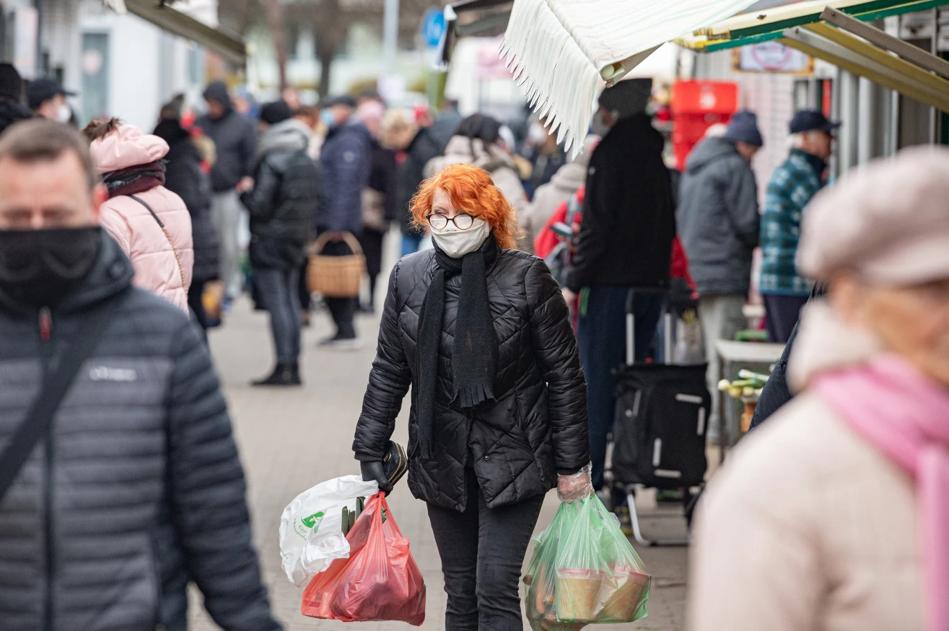 Rząd ograniczył liczbę osób, które mogą przebywać maksymalnie na targowiskach i bazarach. Mimo to zakupy należy robić tak rzadko, jak to tylko możliwe Rząd ograniczył liczbę osób, które mogą przebywać maksymalnie na targowiskach i bazarach. Mimo to zakupy należy robić tak rzadko, jak to tylko możliwe