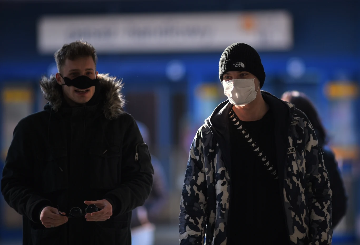 W poruszaniu się w przestrzeni publicznej, o ile jest to już naprawdę konieczne, należy zachować przynajmniej dwa metry odstępu od innych ludzi W poruszaniu się w przestrzeni publicznej, o ile jest to już naprawdę konieczne, należy zachować przynajmniej dwa metry odstępu od innych ludzi