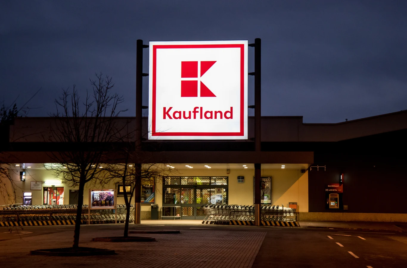 Kaufland chce osiągnąć neutralność klimatyczną do 2025 roku. Inwestuje m.in. w fotowoltaikę, którą montuje na dachach sklepów Kaufland chce osiągnąć neutralność klimatyczną do 2025 roku. Inwestuje m.in. w fotowoltaikę, którą montuje na dachach sklepów