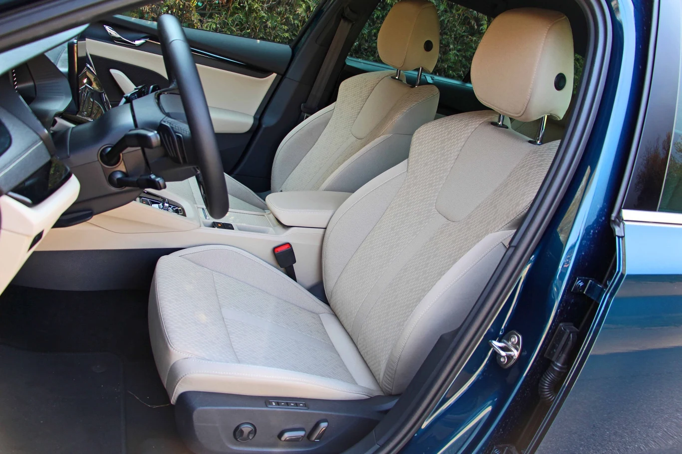 Obszerne i wygodne fotele nie dają żadnych powodów do narzekań. Beżowa tapicerka materiałowa to bezpłatna opcja, elektrycznie regulowany fotel kierowcy w pakiecie za 4600 zł.