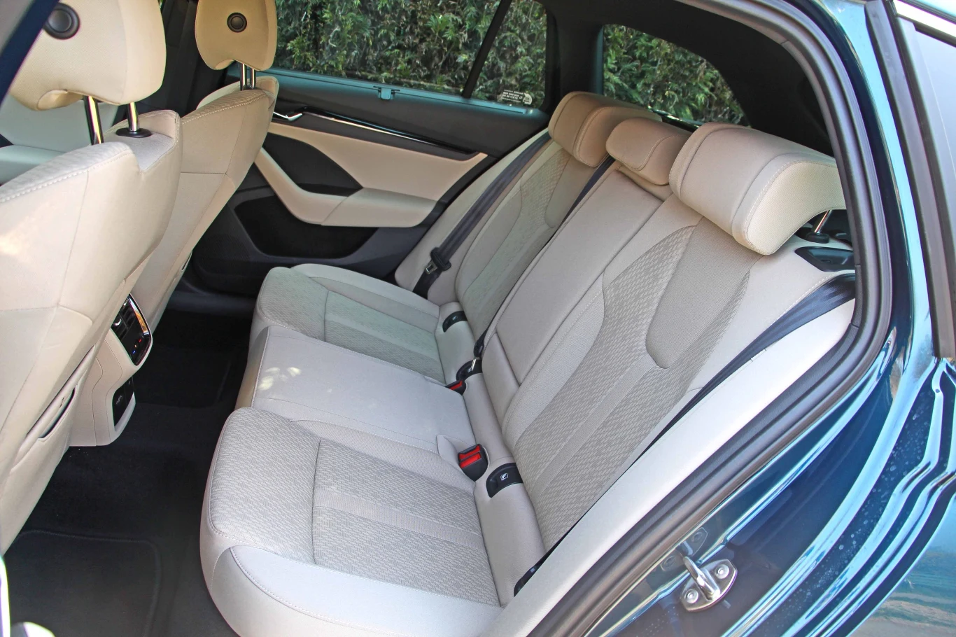 Wygodna tylna kanapa z dużą ilością miejsca na kolana i nad głowami. Jeśli kierowca ma 1,8 m, to bez problemu zmieści się za nim pasażer o wzroście 1,9 m. Wysoki tunel środkowy zabiera miejsce dla trzeciej osoby.