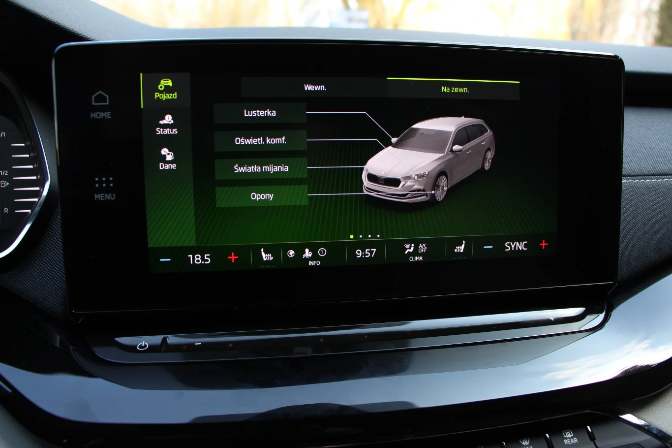 Nowocześnie, ale czy praktycznie? Zamiast listy ustawień samochodu, mamy opcje podzielone na cztery ekrany, więc trzeba się między nimi przełączać w poszukiwaniu interesującej nas opcji. Na pocieszenie - widoczna Octavia to nie grafika, tylko model 3D, który z zaskakującą szybkością i płynnością obraca się, kiedy przeskakujemy między opcjami.