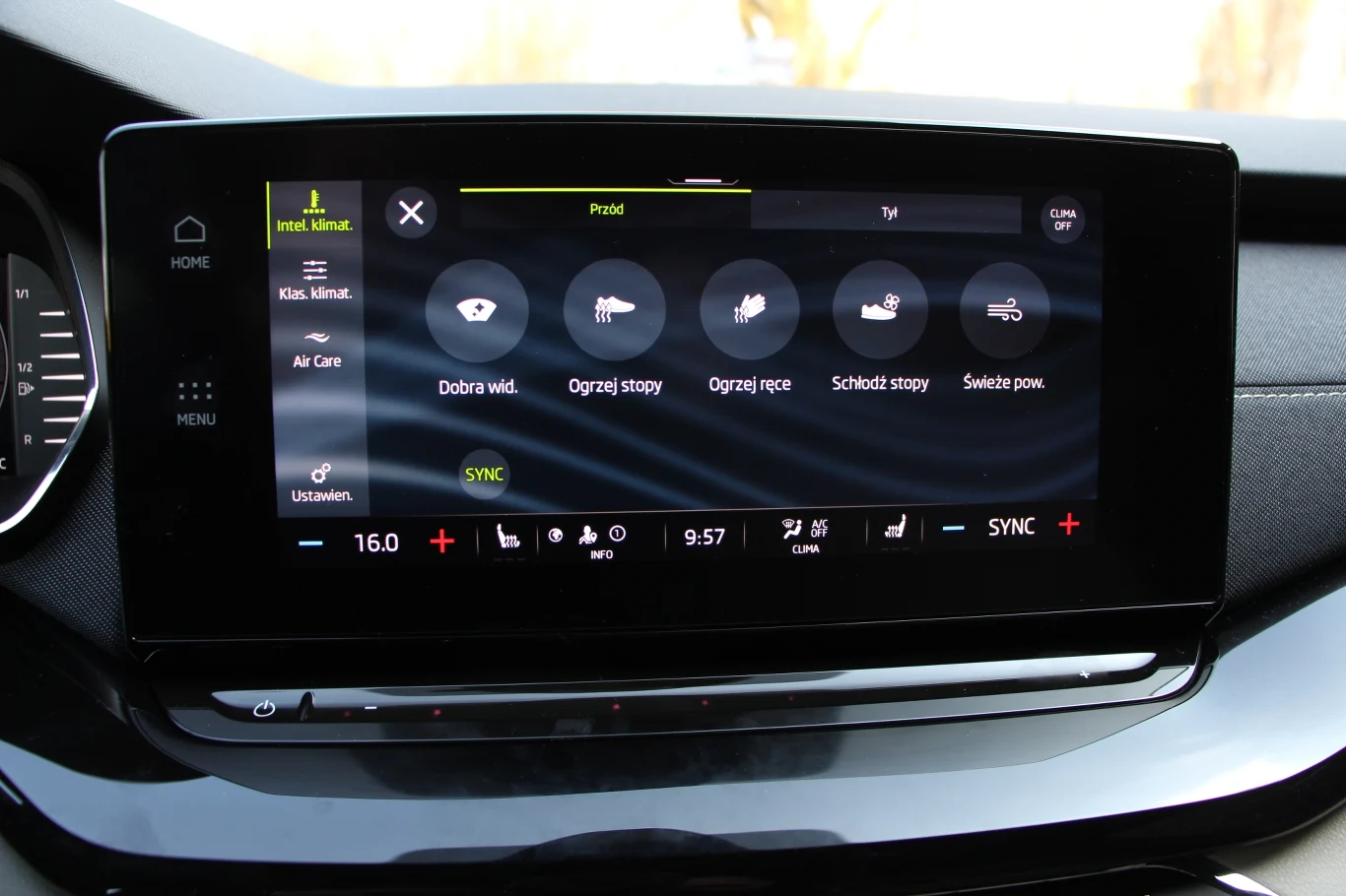 Sterowanie temperaturą zawsze znajduje się na dole ekranu. Jeśli chcemy zmienić coś więcej, naciskamy przycisk znajdujący się pod ekranem, który przenosi nas do takich oto opcji. Pełną kontrolę nad nawiewem znajdziemy dopiero pod "klas. klimat.".