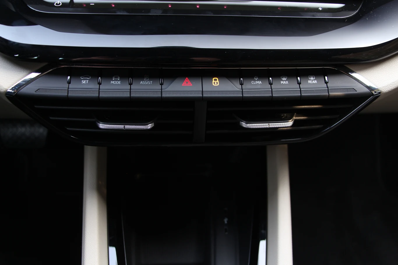 Rząd fizycznych przycisków pozwala na szybki dostęp do niektórych funkcji, bez konieczności poszukiwania ich w systemie multimedialnym.