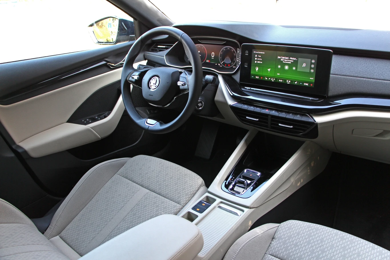 Prawdziwa rewolucja we wnętrzu - pośrodku deski rozdzielczej króluje 10-calowy ekran dotykowy, brak panelu klimatyzacji, a jedyne fizyczne przyciski umieszczono w rządku pod wyświetlaczem. Nisko umieszczone centralne nawiewy.