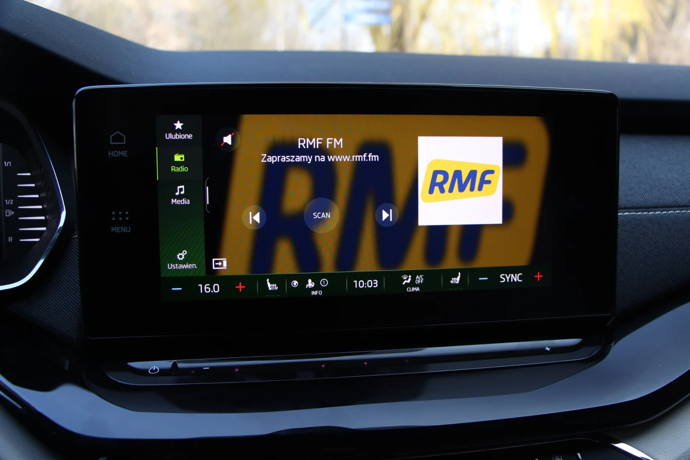 Jeśli źródło, z którego słuchamy muzyki, udostępnia jakąś grafikę (logo stacji radiowej, okładka płyty), to pojawia się ona jako tło.