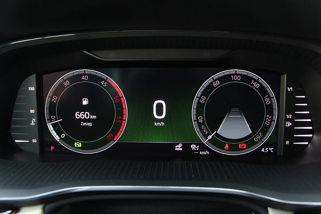 "Wirtualny kokpit" jest nowy, ale czy lepszy? To co wyświetla się w środku zegarów możemy dowolnie konfigurować (jak poprzednio), ale pośrodku zawsze jest prędkościomierz (wcześniej mógł być na przykład komputer pokładowy lub nieduża mapa). Dlaczego? Powiadomienia i komunikaty nie pojawiają się pośrodku, tylko czasem zasłaniają lewy zegar, czasem prawy, a prędkość zawsze musimy widzieć.