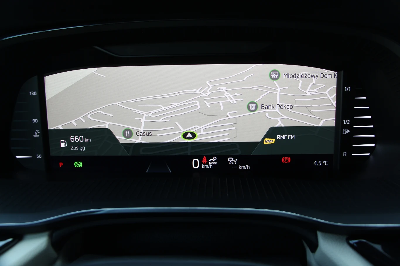 Wcześniej mogliśmy mieć małą między wskaźnikami (w dwóch konfiguracjach) lub mapę pełnoekranową. Teraz jest tylko ta ostatnia.