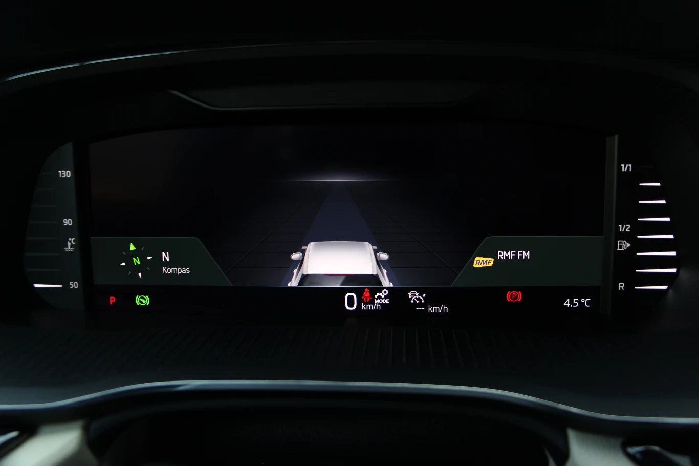 Tryb widoku asystentów kierowcy jest dość minimalistyczny. Malutkie dodatkowe informacje po bokach (na zdjęciu to kompas i wybrane źródło dźwięku).